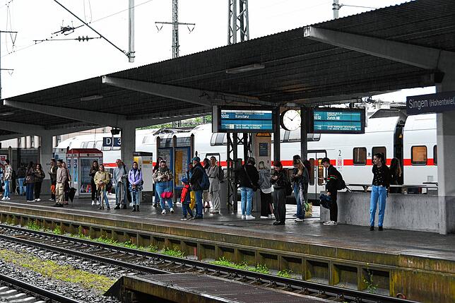 Zahlreiche Reisende hängen am Singener Bahnhof fest – auch der Bahnverkehr ist beeinträchtigt.