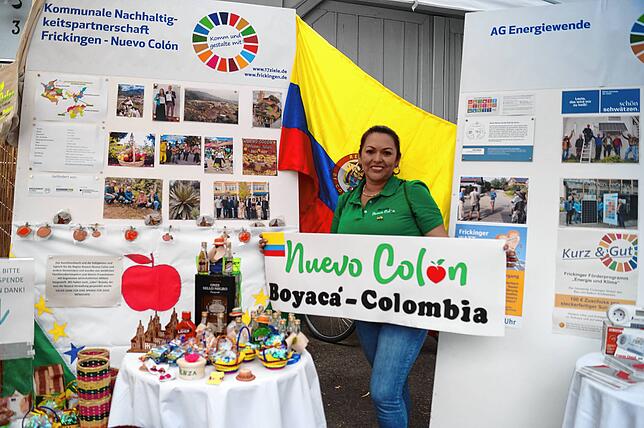 Die Bürgermeisterin der Partnerkommune Nuevo Colón, Alba Merly Marantá Contreras, informiert auf dem Herbstmarkt in Frickingen über ihre ...