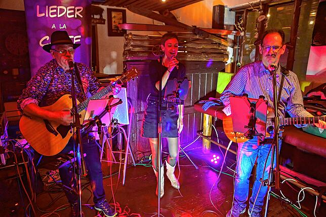 „Lieder à la carte“ serviert dieses Trio im S‘Hüttle.