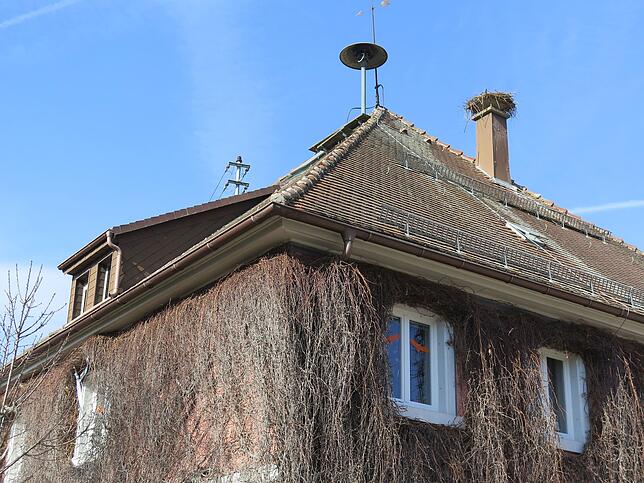 Überbleibsel aus der Zeit des kalten Kriegs: In Neudigen befindet sich die alte Luftschutzsirene noch auf dem Rathausdach. Sie ist, von ...