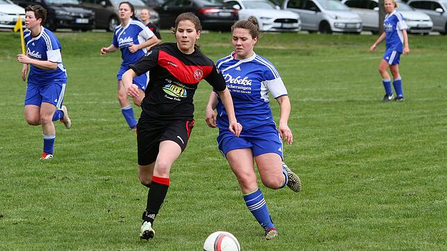 Zweistellig: Während Lena Metzler (links) drei Treffer zum 10:3-Sieg des SV Niederhof beim FC Schönwald beisteuerte, musste ...
