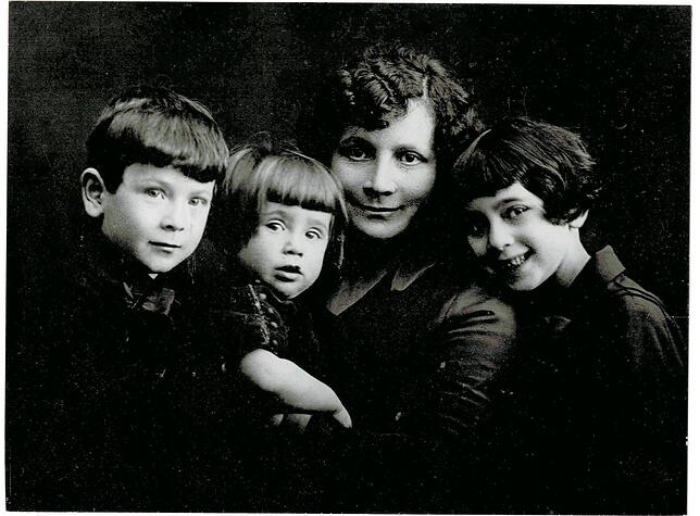Von links: Sigmund, Silva Irene, Mutter Jeanette und Ruth Bikart.