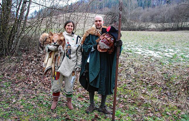 Die Mühlbach Bazis Eggingen wartet die Entwicklung ab: Narrenvater Tobias Beil mit Schriftführerin Britta Morath im Fuchshäs.