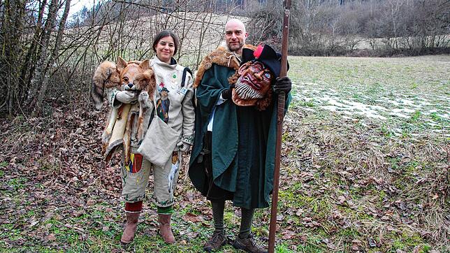 Die Mühlbach Bazis Eggingen wartet die Entwicklung ab: Narrenvater Tobias Beil mit Schriftführerin Britta Morath im Fuchshäs.