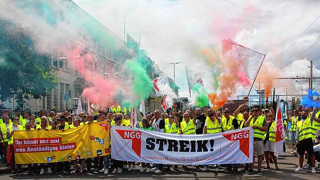 Die Maggi-Belegschaft streikt vor der eigenen Pforte. Mit Bannern, Fahnen und Rauchfackeln wollen sie gemeinsam mit der Gewerkschaft ...