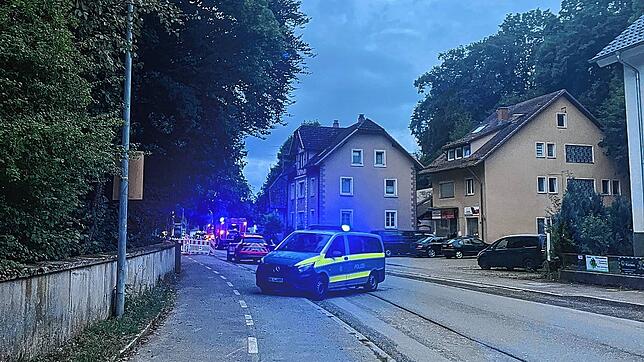 Ein defektes Gasrohr löst einen Großalarm in der Friedrich-Ebert-Straße aus. Feuerwehr und Polizei sind rasch vor Ort, um die Situation ...