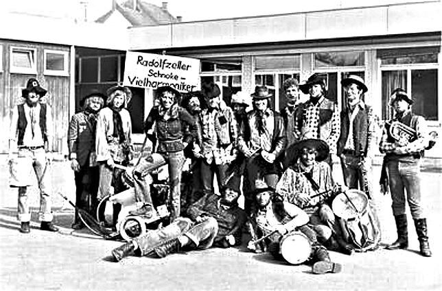 1976: Kurz nach ihrer Gründung waren die Radolfzeller Schnooke-Vielharmoniker als Räuber unterwegs.