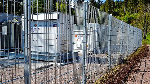 Der Batteriespeicher kann nicht benötigten Strom aus den Windenergieanlagen bei Häusern aufnehmen. Foto: Christiane Sahli