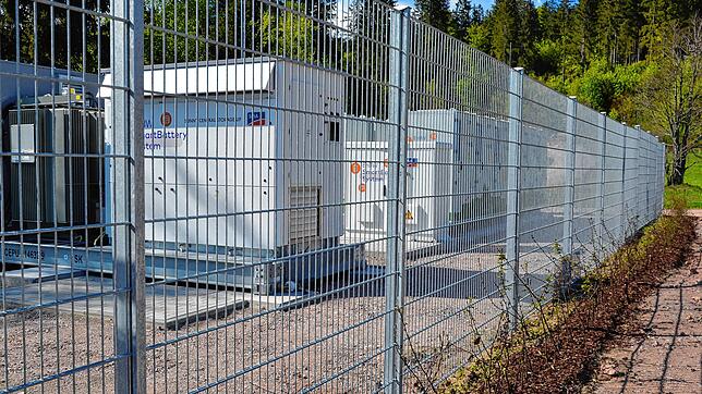 Der Batteriespeicher kann nicht benötigten Strom aus den Windenergieanlagen bei Häusern aufnehmen. Foto: Christiane Sahli