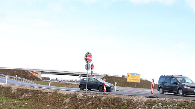 An Knoten Allmendshofen muss sich ein Fahrzeug vorsichtig in den fließenden Verkehr tasten. Diese nicht ungefährliche Situation soll ...