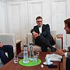 SÜDKURIER-Wirtschaftsressortleiter Walther Rosenberger im Gespräch mit Handwerkskammer-Hauptgeschäftsführer Georg Hiltner und Präsident ...