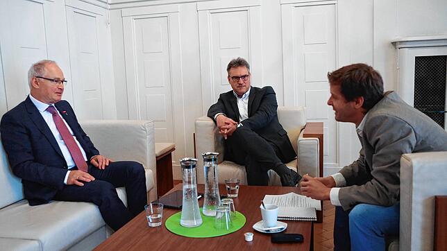 SÜDKURIER-Wirtschaftsressortleiter Walther Rosenberger im Gespräch mit Handwerkskammer-Hauptgeschäftsführer Georg Hiltner und Präsident ...