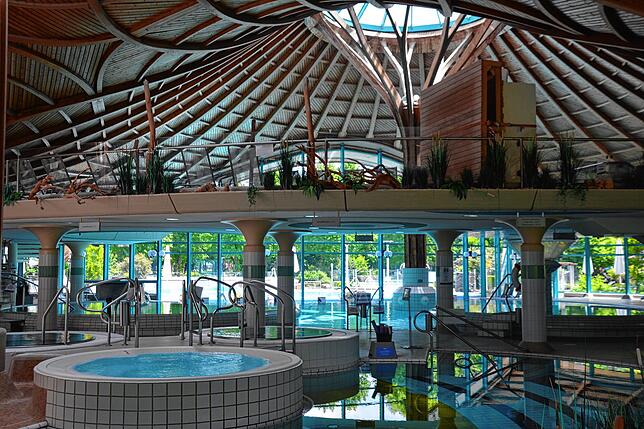 Die Becken sind gefüllt und das Wasser lädt einfach nur zum Reinspringen ein. Man kann es kaum erwarten, dass das Solemar wieder öffnet.