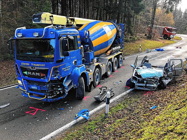 Die Autofahrerin musste durch die Feuerwehr aus dem Auto befreit werden