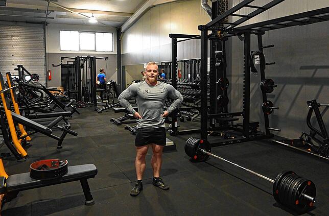 Der Powerlifter in seinem Trainingsstudio