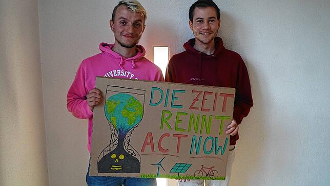 Die Studenten Niklas Becker aus Dingelsdorf und Baldur Patzel aus Dettingen engagieren sich bei Fridays For Future. Zur gemeinsamen ...