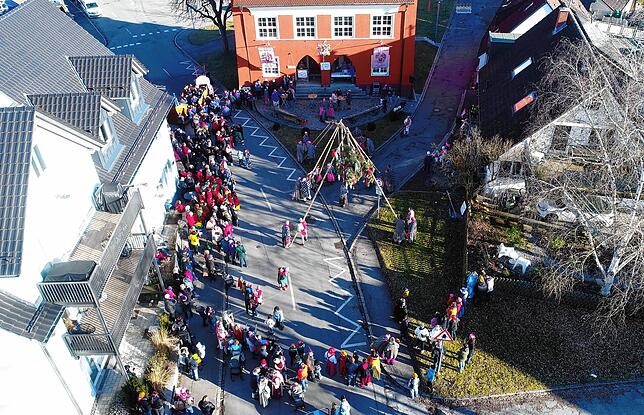 Bild 3: Mit einem kräftigen Hau Ruck wird der Narrenbaum in Position gebracht