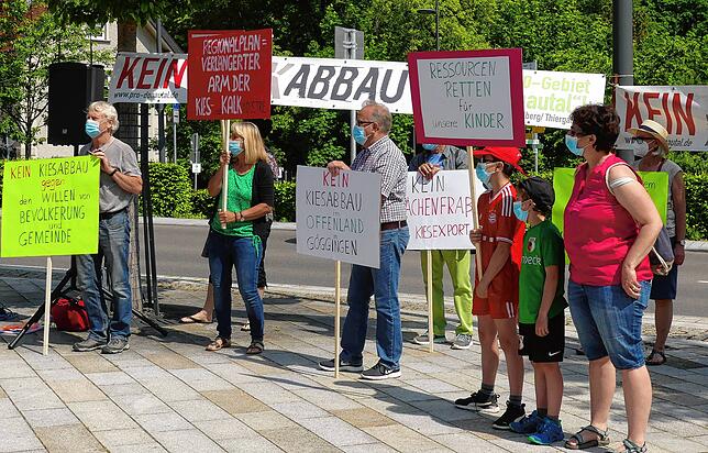 Auch Gögginger Bürger protestieren gegen den Kiesabbau und Flächenfraß in der Region Bodensee-Oberschwaben zusammen mit den über 100 ...