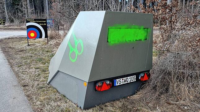 Mal wieder eine Farbattacke auf den Blitzer der Stadt, hier an der Landesstraße an der Bogensportanlage bei Pfaffenweiler.
