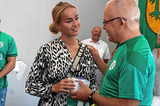 Gratulation vom ersten Trainer für den Vize-Titel bei der Fußballeuropameisterschaft: Michael Fischer begleitete Giulia Gwinns erste ...