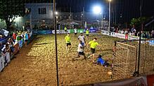 Auch nach dem kräftigen Regenschauer waren noch zahlreiche Zuschauer am Center Court der Beach-Arena, um beim Finale dabei zu sein. Hier ...