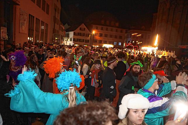 Bild 17: In der Altstadt treffen sich Hexen, Einhörner und Piraten bei der Straßenfasnacht