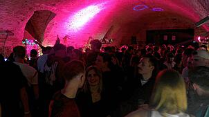 Voll war es im Meßkircher Schlosskeller, wo während &bdquo;Meßkirch tanzt&ldquo; am Samstag Techno- und Housebeats zu hören waren. An ...