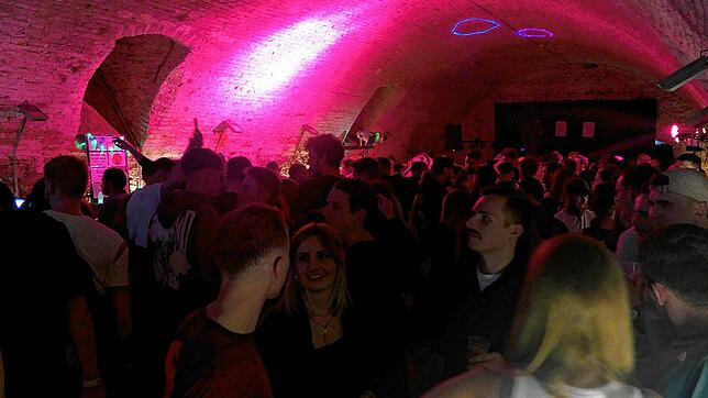 Voll war es im Meßkircher Schlosskeller, wo während &bdquo;Meßkirch tanzt&ldquo; am Samstag Techno- und Housebeats zu hören waren. An ...
