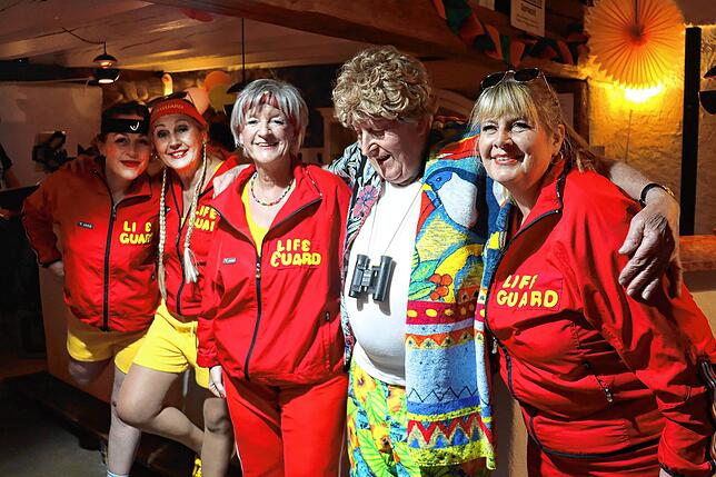 Im Sketch „Baywatch“ sicherten sie das Strandleben am Mindelsee (von links): Bettina Frauz, Ina Karrer, Doris Meisberger, Siggi ...