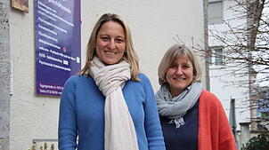 Maria Grundler (links) und Anke Brednich arbeiten für die Diakonie in Radolfzell und kennen sich mit dem Frauenhaus aus.