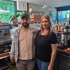 Geschäftsführerin Habib Idikut und Mitarbeiterin Carina Hickethier stehen in der Bar des Heimathafens. Das Café-Restaurant legt Wert auf ...