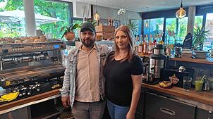 Geschäftsführerin Habib Idikut und Mitarbeiterin Carina Hickethier stehen in der Bar des Heimathafens. Das Café-Restaurant legt Wert auf ...