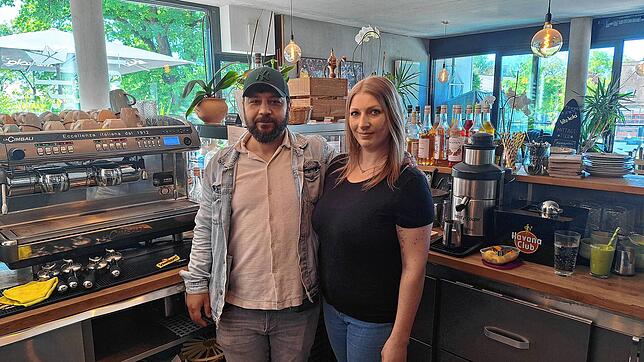 Geschäftsführerin Habib Idikut und Mitarbeiterin Carina Hickethier stehen in der Bar des Heimathafens. Das Café-Restaurant legt Wert auf ...