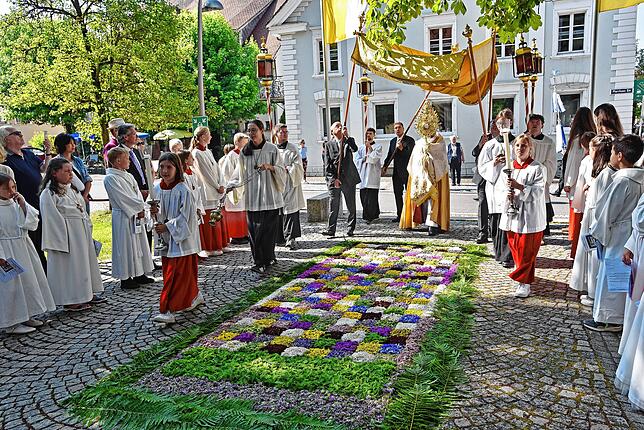 Bild 11: Hüfinger Fronleichnams-Prozession auch ohne große Blumenteppiche