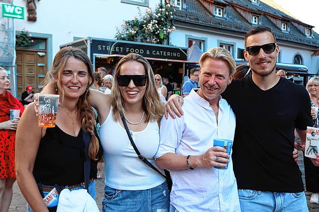 Veronika Schiga, Katarina Ostojic, Olaf Franke und Justin Sprang (von links) genossen den Konzertbesuch. „Er sieht heiß aus und macht ...