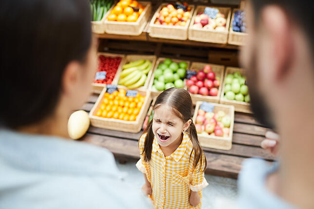 Anstrengend für die Eltern: wenn Kinder im Supermarkt eine Szene machen.