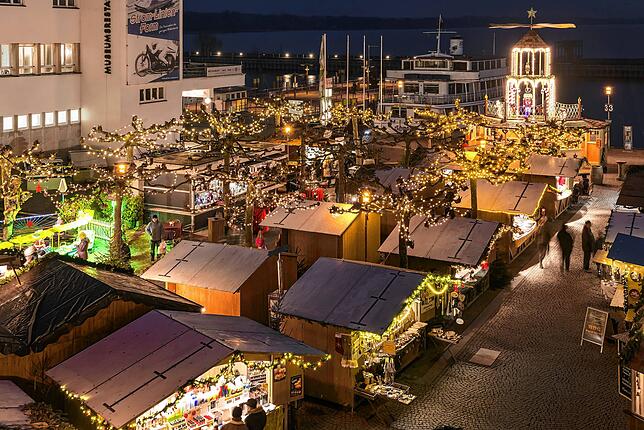 Der Weihnachtsmarkt bei Nacht.