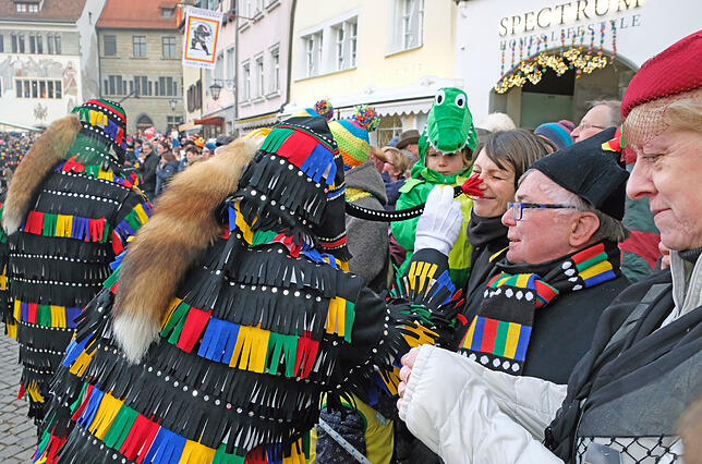 Der Rüssel eines Überlinger Hänsele geht auf Tuchfühlung mit dem Publikum.