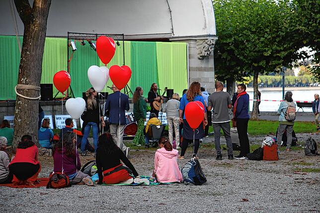 Bild 3: Corona- und Impfskeptiker im Stadtgarten, Autokorso-Start auf dem Döbele: Chronologie eines ruhigen Demo-Wochenendes in Konstanz