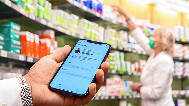 Auf einem Smartphone ist die geöffnete App &bdquo;Das E-Rezept&ldquo; zu sehen. Die App ist eine von drei Wegen, wie Patienten künftig ...