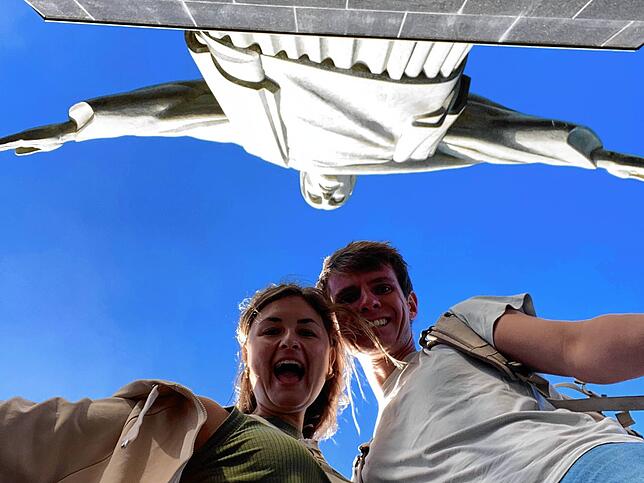 In Rio (Brasilien) haben sich Vivien und Felix ein Selfie mit der berühmten Christo-Statue nicht nehmen lassen.