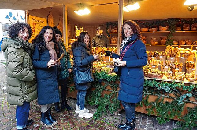 Der Stand mit Olivenholz gehört zu den neuen beim Weihnachtsmarkt und findet bei diesen vier Besucherinnen aus der Schweiz sofort Gefallen.