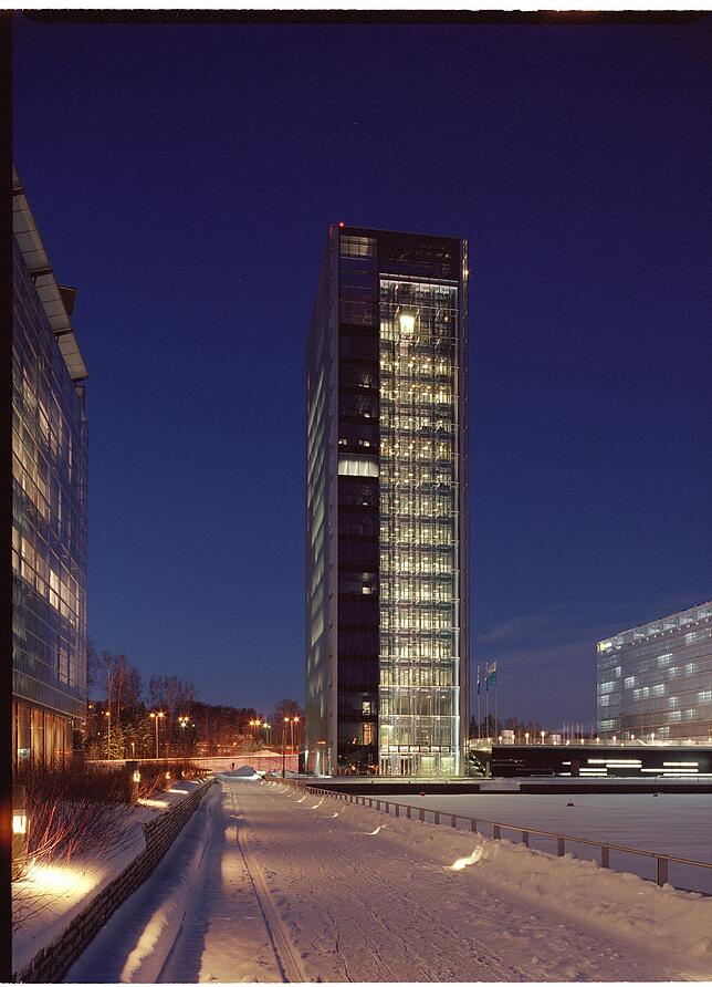 Sieht fast auch ein wenig aus wie ein Aufzug: Ein Bürogebäude von Kone am Standort im finnischen Espoo.