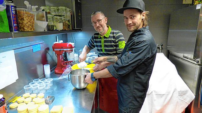 Sebastian Kopitzki mit Konditor Gerd Öchnser in der Küche des Gasthaus Kreuz.