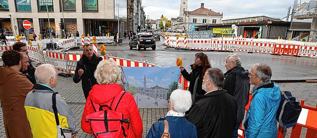 Tiefbauamtsleiter Uwe Kopf (links) zeigt den SÜDKURIER-Lesern eine Visualisierung, wie der Bahnhofplatz nach Fertigstellung aussehen soll.