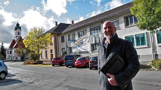 Jens Dast, Teamleiter Immobilienvermittlung bei der Volksbank &ndash; Die Gestalterbank, steht in der Max-Egon-Straße. Er kümmert sich ...