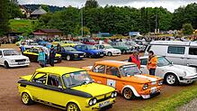 Trotz Temperaturen von knapp über 10 Grad Celsius drängten sich um die Mittagszeit die Oldtimerfans auf dem Herrischrieder Sportplatz. ...