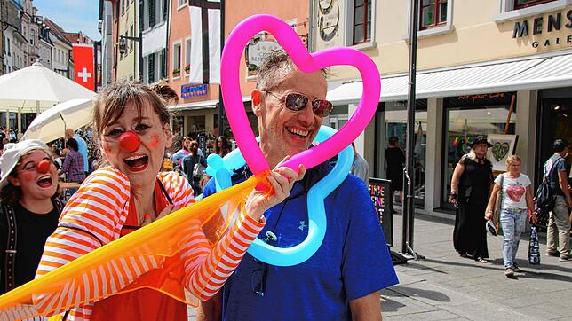 Mit einem ansteckenden Lachen durch Konstanz: Clowns der Clownschule Tamala verbreiteten am Samstag gute Stimmung in der Innenstadt. ...