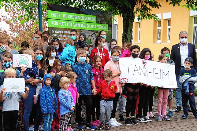 Tannheims Protest gegen Bundeswehr-Pläne: Demonstrativer Aufmarsch der Klinik-Gäste am Protestplakat.