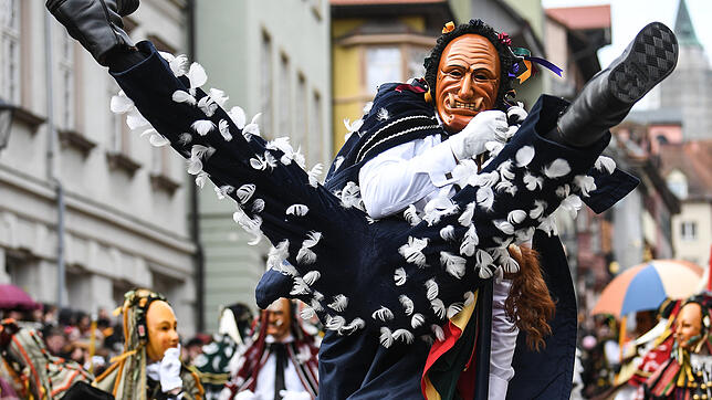 Der berühmte Narrensprung in Rottweil muss in diesem Jahr ausfallen, hier ein Bild von vergangenem Jahr. Narren bleiben dieses Jahr nur ...